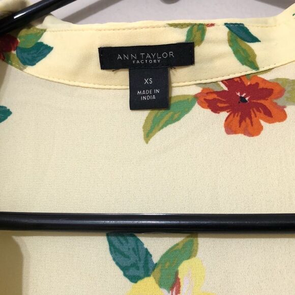 Ann Taylor Factory Women’s XS Extra Small Yellow Floral Lightweight Button down - Picture 2 of 4